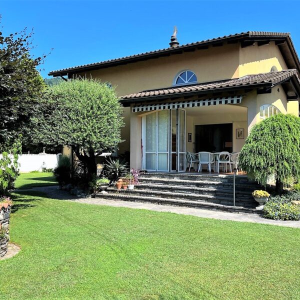 1-Vendiamo casa Magliaso esterno