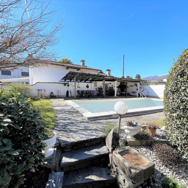 4-Vendiamo casa Magliaso piscina