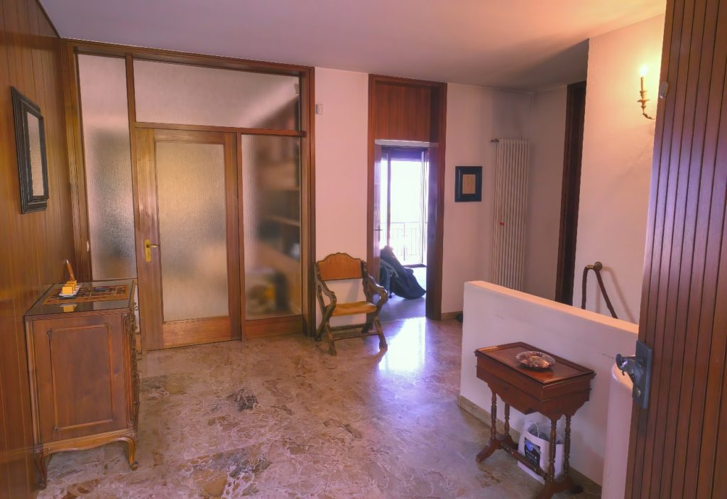 Vendiamo casa montagnola CV015 8-Vendiamo Casa Montagnola corridoio