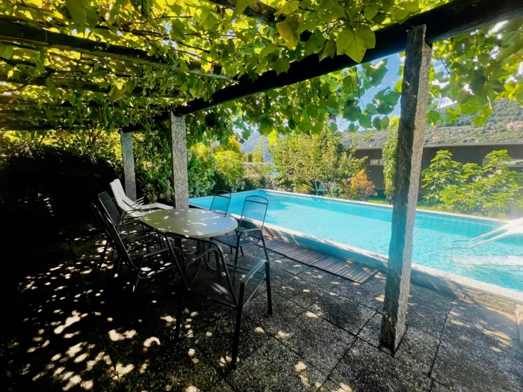 Vendiamo Appartamento Brusino Arsizio AV074 4 Vendiamo appartamento Brusino Arsizio - piscina