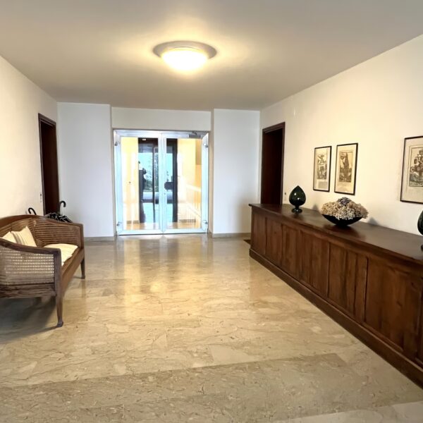 21 Vendiamo appartamento Montagnola entrata