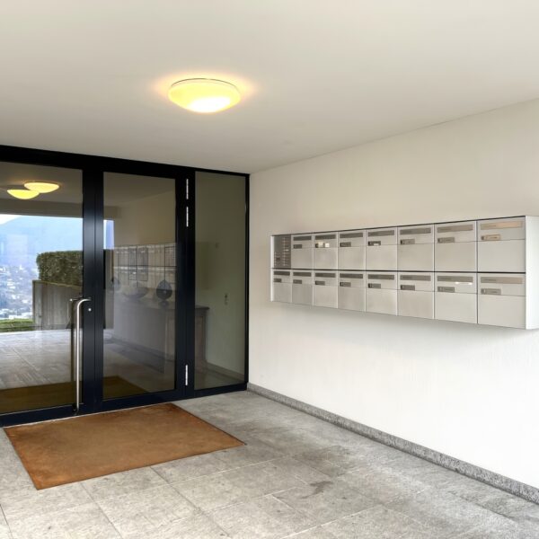 22 Vendiamo appartamento Montagnola entrata