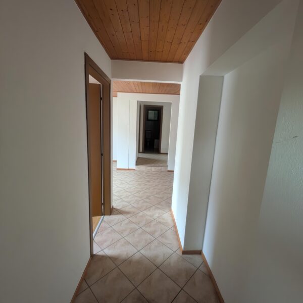 4-Affittiamo appartamento a Canobbio-Corridoio