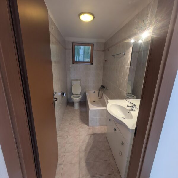 6-Affittiamo appartamento a Canobbio-Bagno